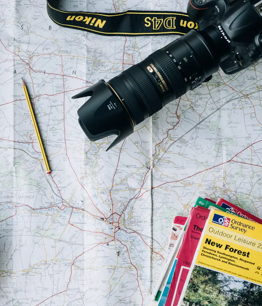 Carte routière, carnet, appareil photo et sac de voyage prêts pour le départ