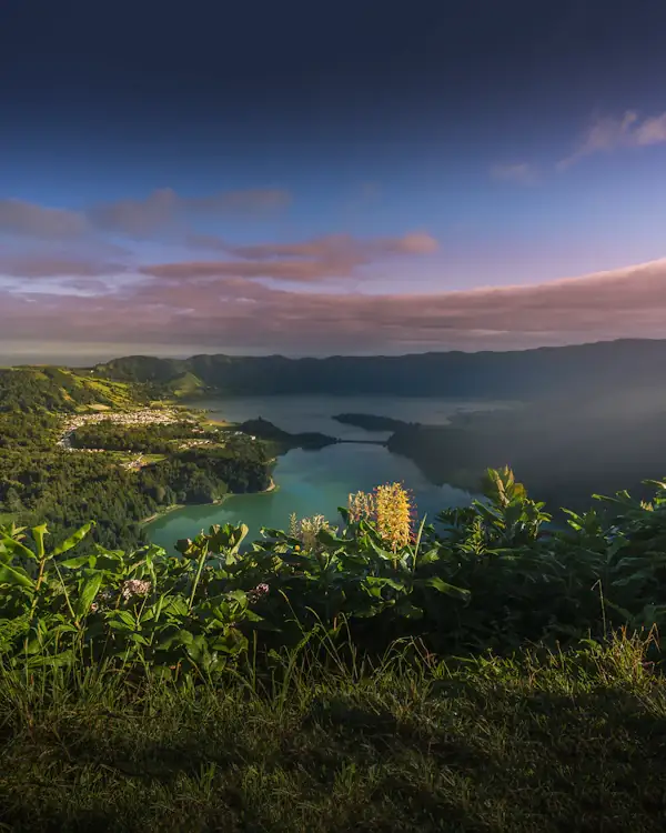 La lagune de Sete Cidades entourée de collines verdoyantes, aux Açores