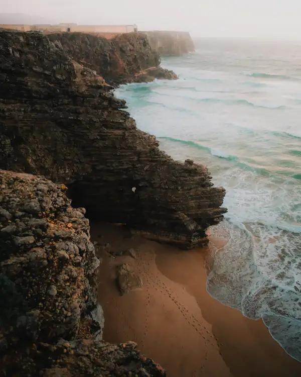 Falaises dorées battues par l'océan sur la côte de l'Algarve