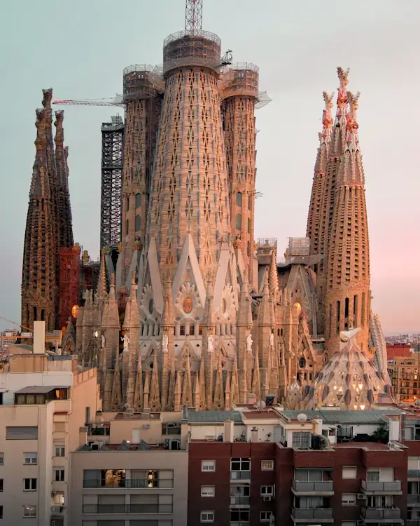 La Sagrada Família au coucher du soleil, à Barcelone