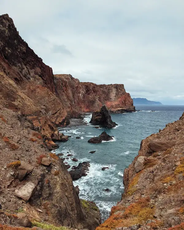 Falaises rouges plongeant dans l'océan Atlantique à Madère