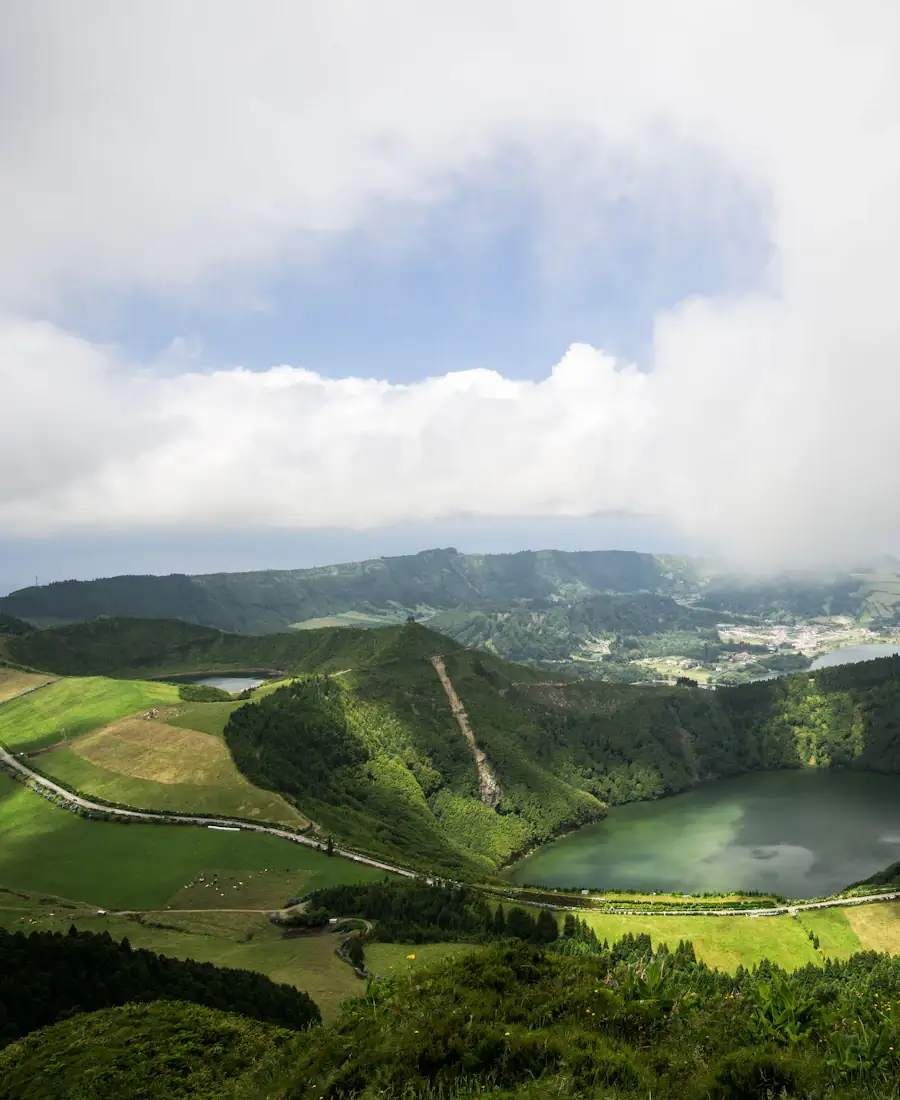Cratère et lagune de Sete Cidades sous les nuages, île de São Miguel