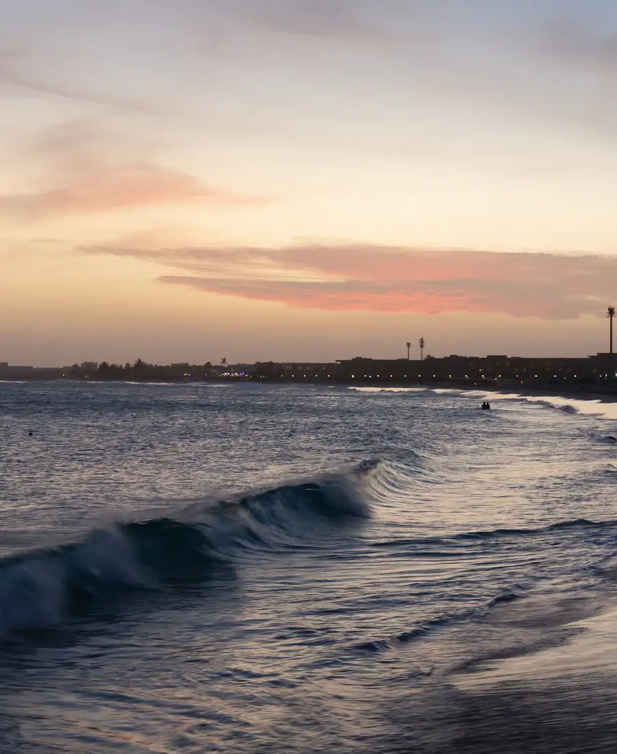 Vagues sur une plage au crépuscule, au Cap-Vert