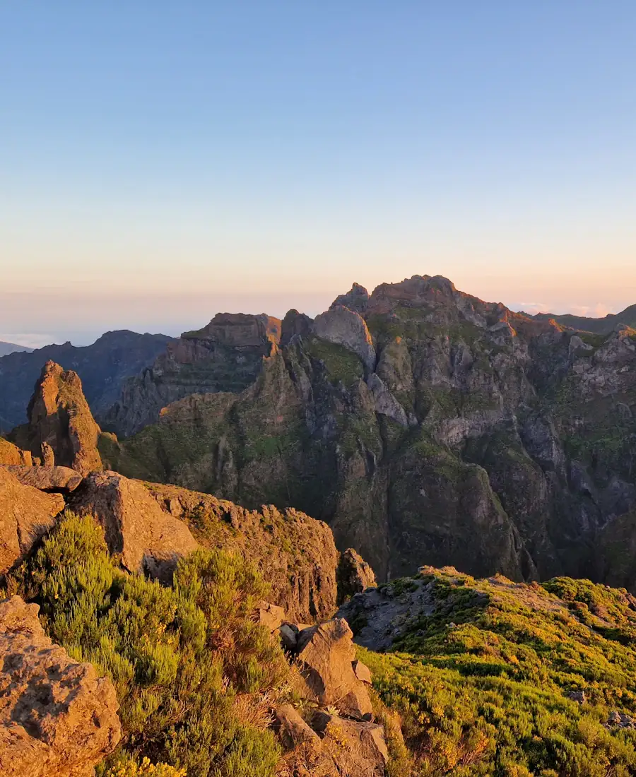Sommets volcaniques au lever du soleil au Pico do Arieiro, Madère