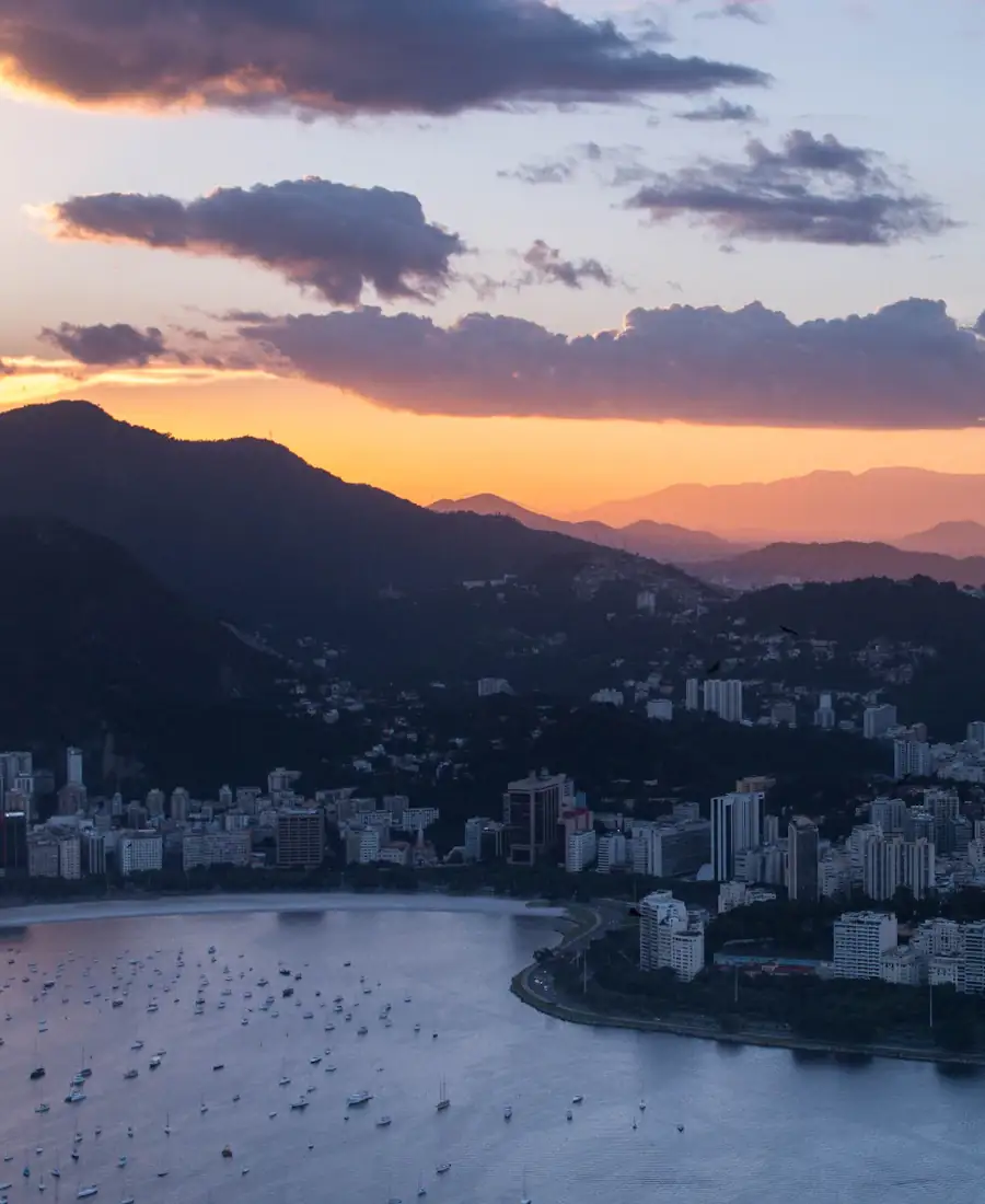 Crépuscule sur la lagune et les montagnes de Rio de Janeiro